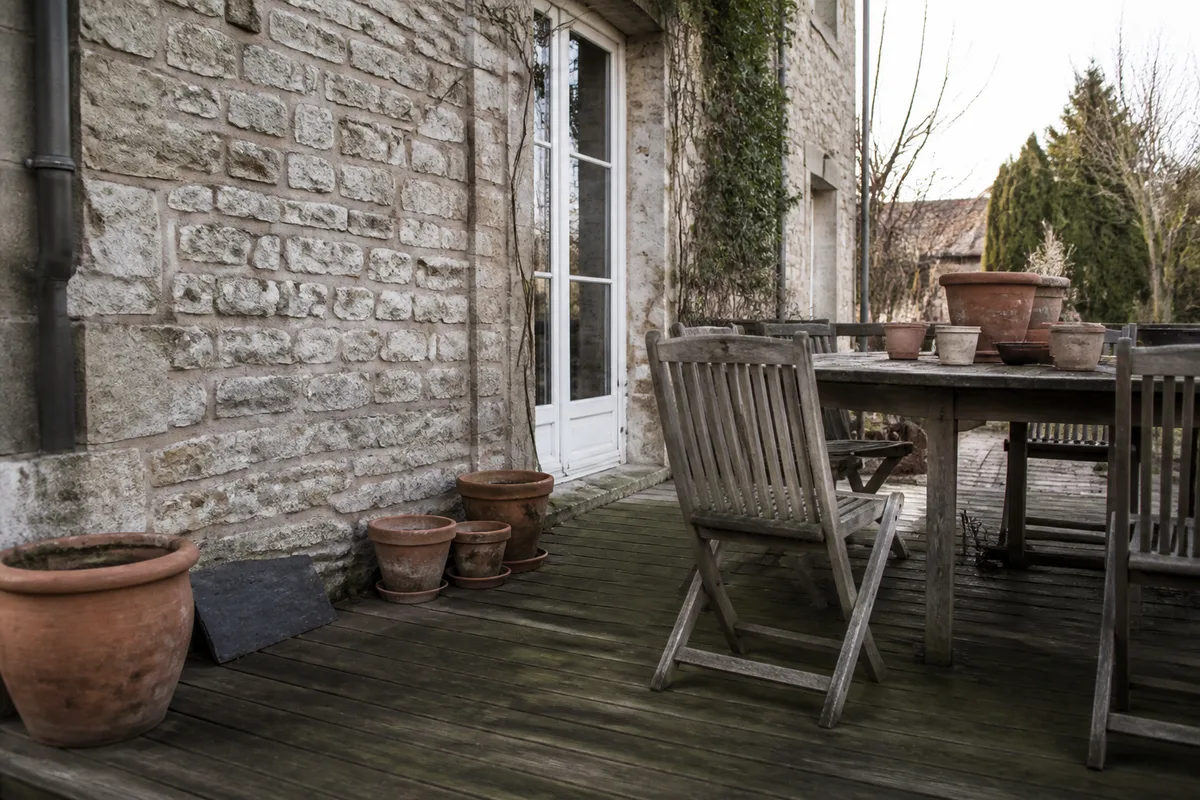 Terrasse extérieure avec mobilier, jardinières et matériaux d'aménagement dans une scène réaliste